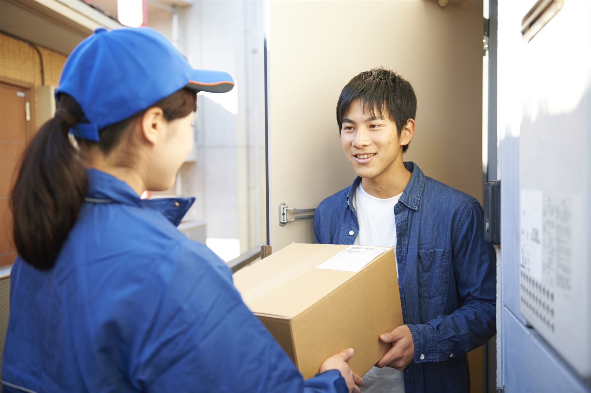 小包を運ぶスタッフ